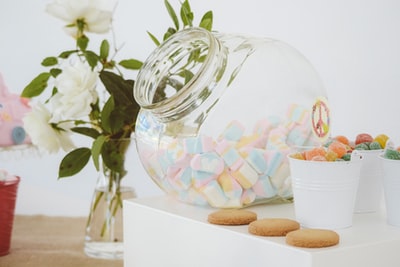 透明玻璃糖果罐与果冻糖果和透明玻璃花瓶